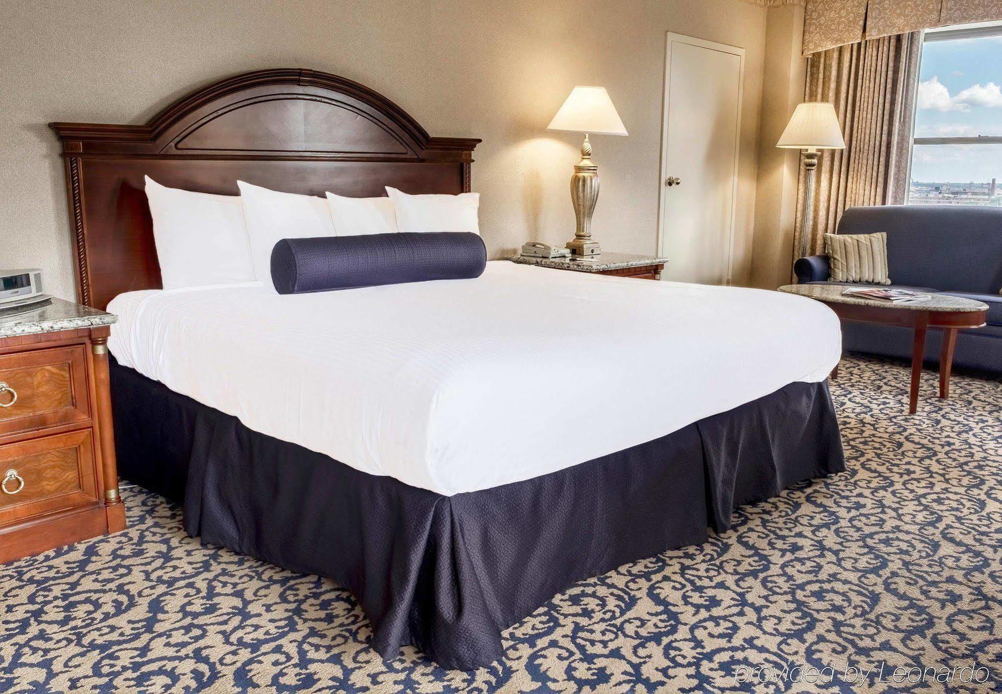 Renaissance Downtown 4*