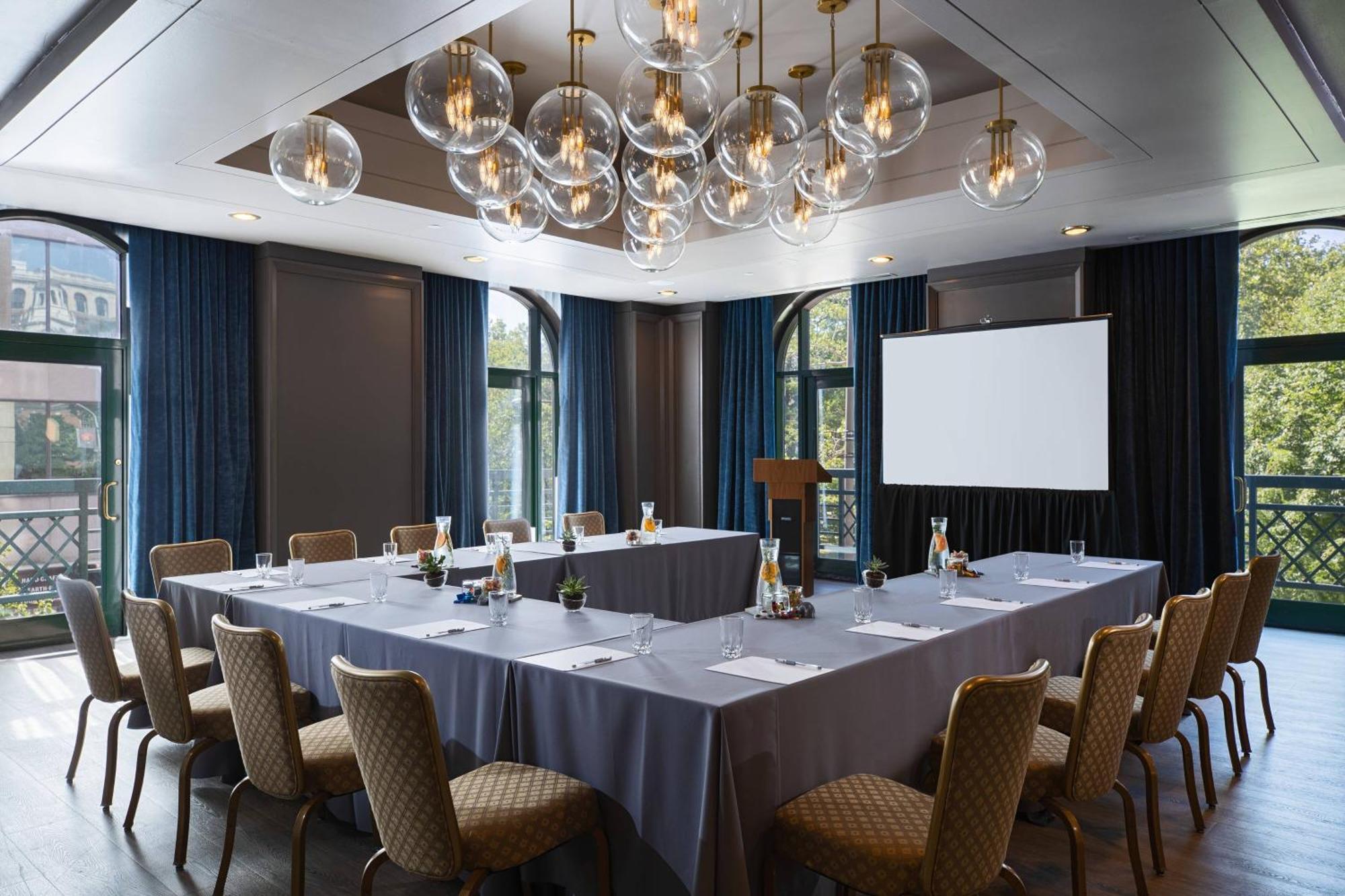 Renaissance Downtown Hotel 4*