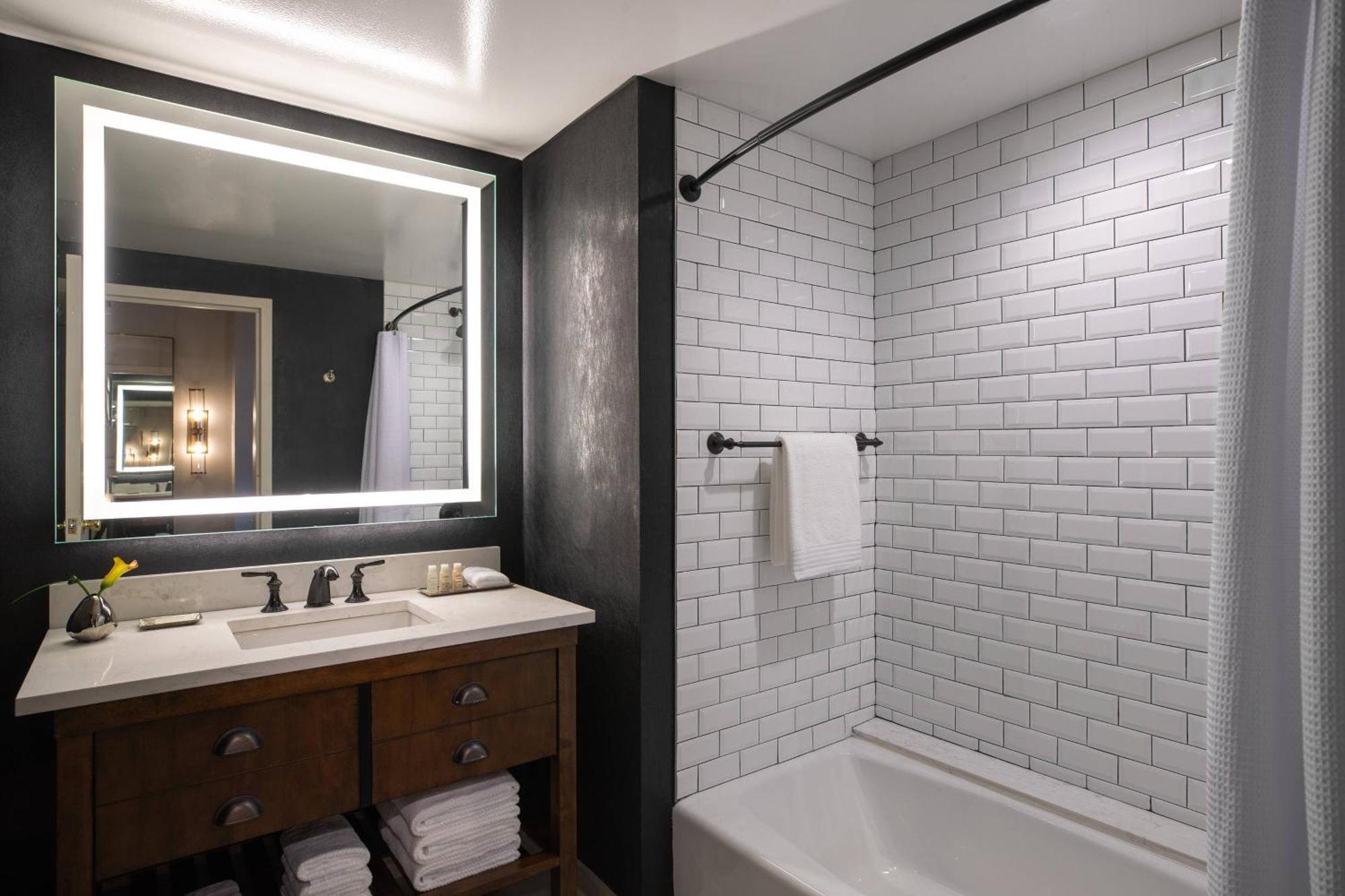 Renaissance Downtown 4*